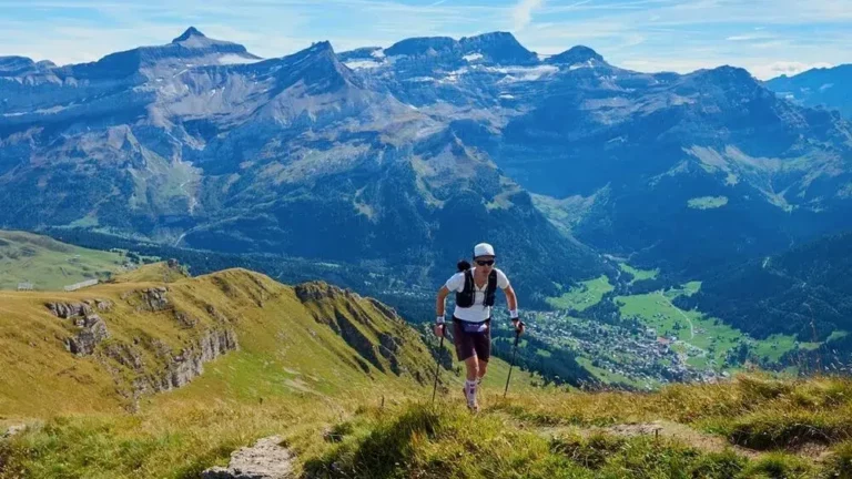 Un traileur s'aventure à travers les sommets suisses, un paysage spectaculaire qui sert de toile de fond à une course caritative soutenant l'éducation au Népal.